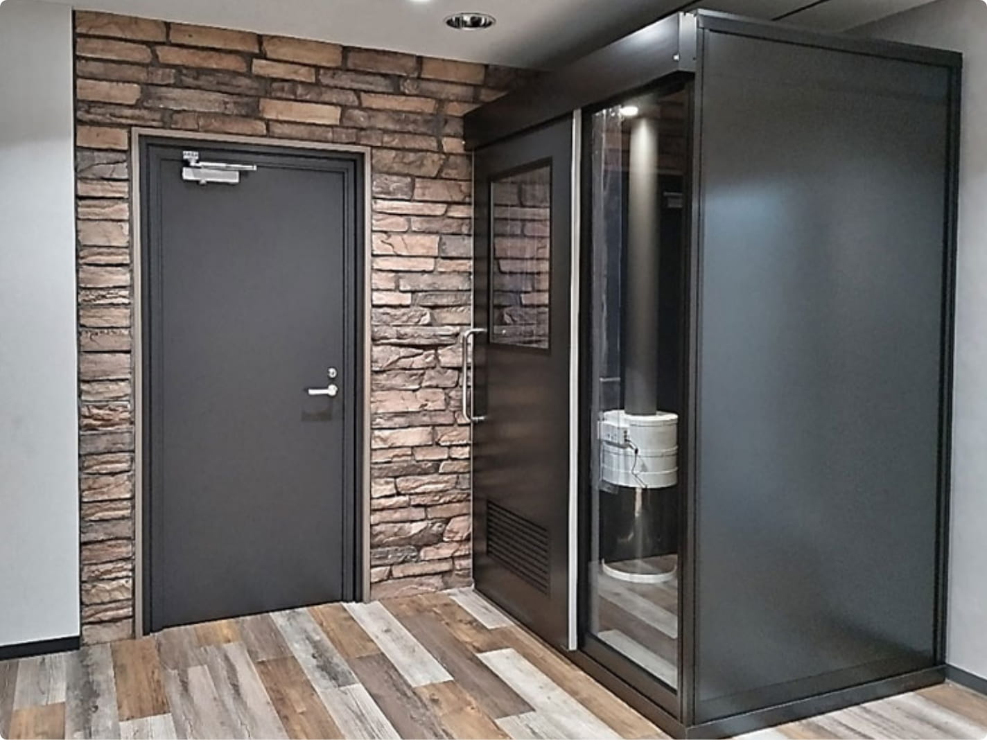 脱煙機能付き喫煙ブース「シガーProX-Q2-SWサイズ」(3人用)