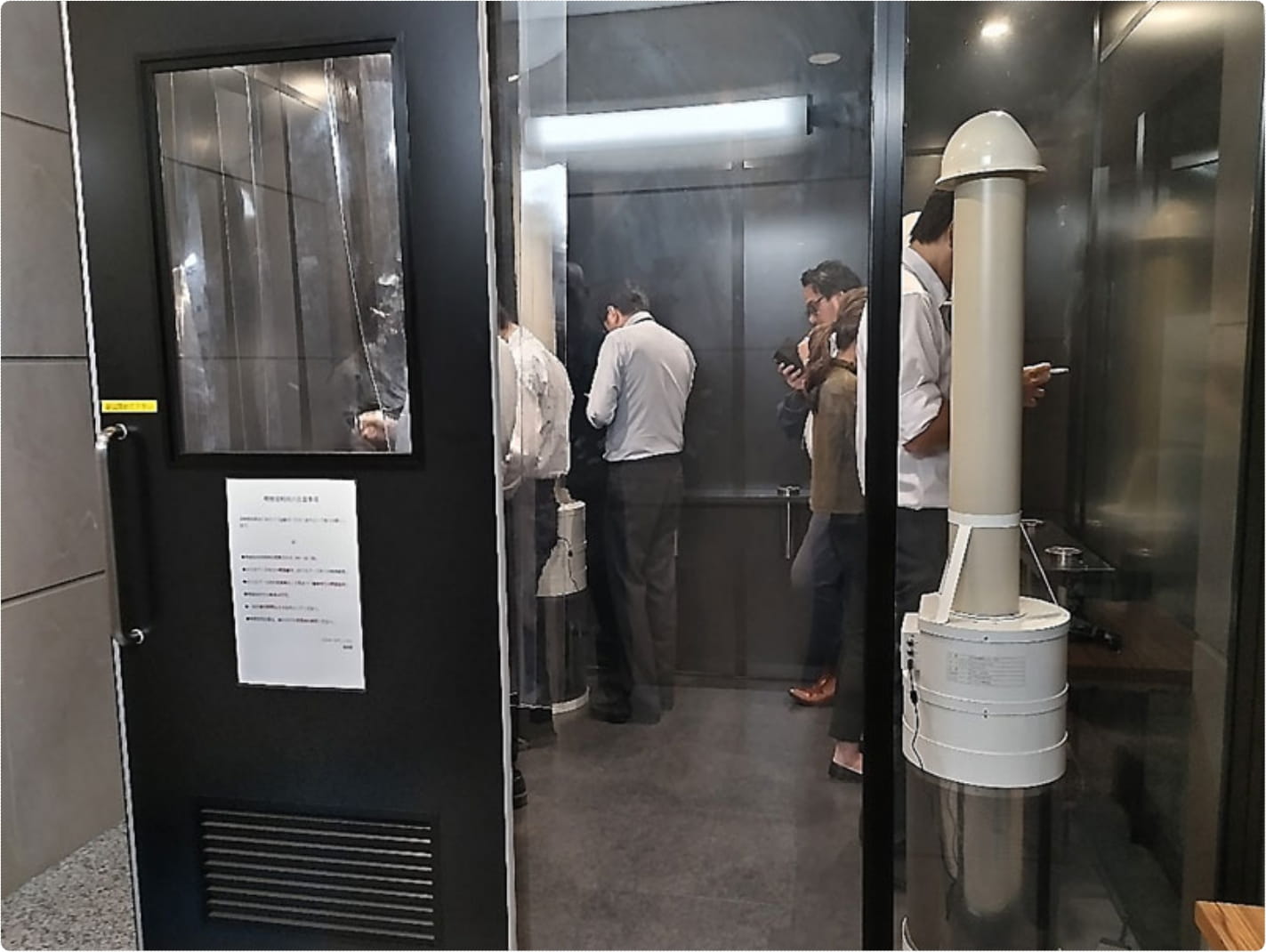 脱煙機能付き喫煙ブース「シガーProX-Q3-XLサイズ」(8～10人用)