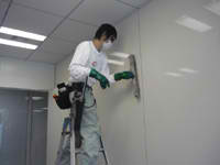 壁の洗浄作業
