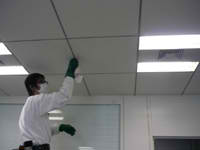 天井の洗浄作業