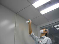 天井の脱臭作業